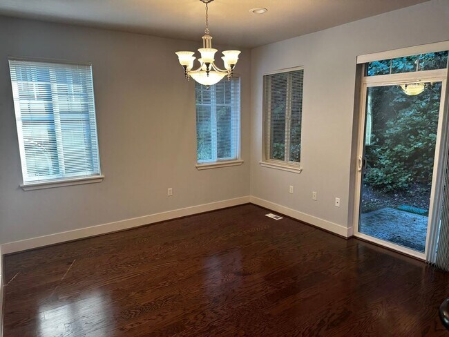 Building Photo - 3Bd/2.5Ba Bellevue Townhouse