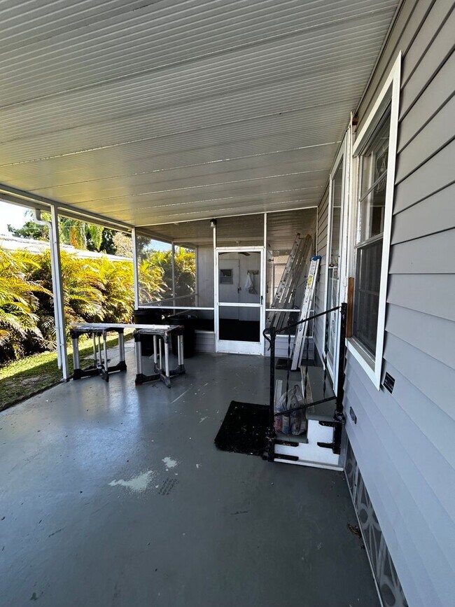 Building Photo - **FIRST MONTHS RENT FREE*** 2 Bedroom Home...
