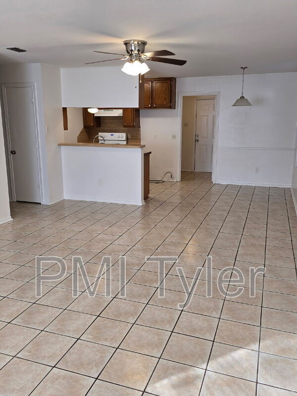 Foto del edificio - 16124 Shoshone Dr