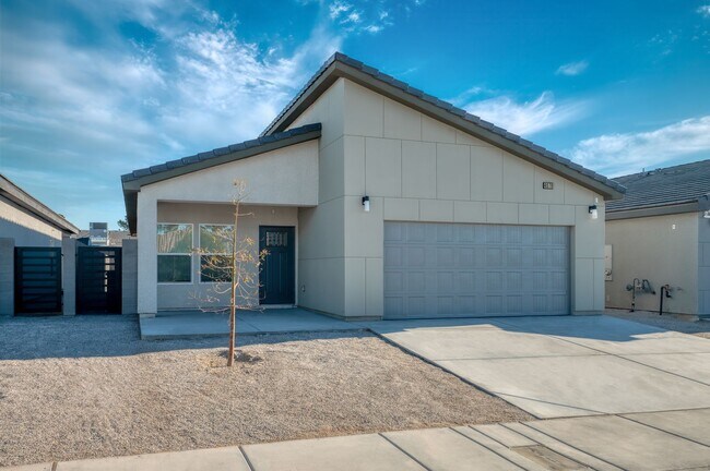 Building Photo - *NO HOA* NO CARPET* MOVE-IN READY 3-BEDROOM SINGLE STORY HOME!