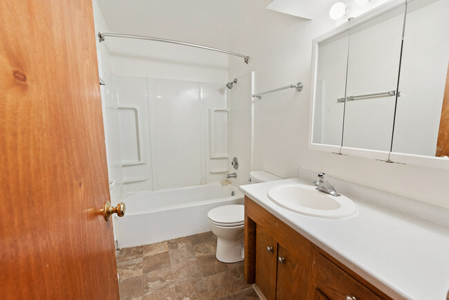 Baño completo - 9554 W Beckett Ave