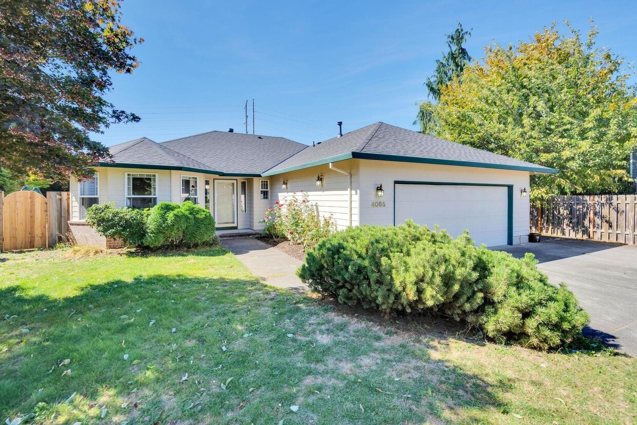 Primary Photo - Bright, roomy 3-bdrm/2-bath home w/ office...