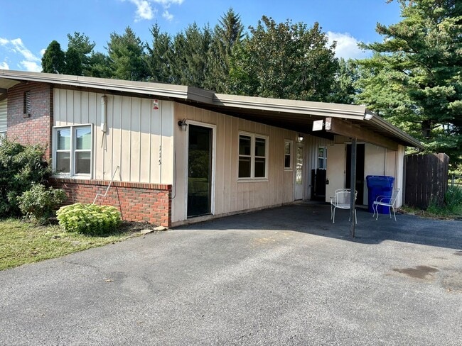 Foto del edificio - 2 Bedroom 1 Bathroom in Elizabethtown w/La...