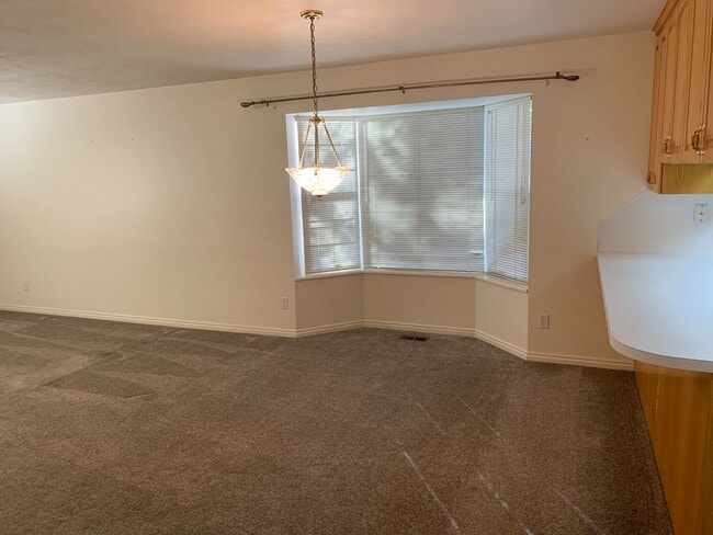 Building Photo - Lovely twinhome for rent.