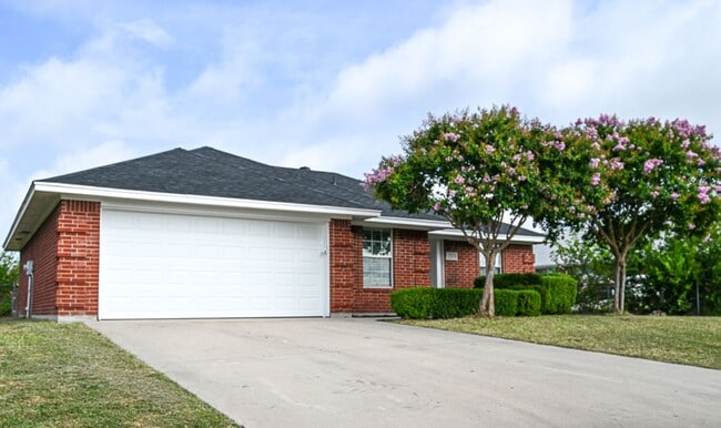 Building Photo - Cozy 3 Bedroom 2 Bath beautiful brick home in Decatur TX.