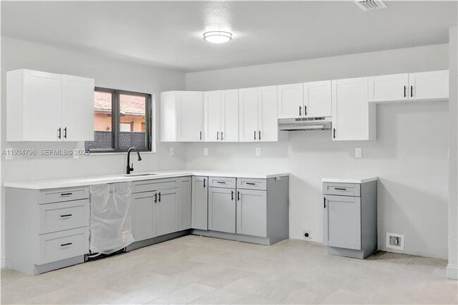 Building Photo - 2420 NW 6th Ct