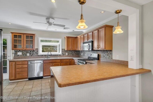 Building Photo - 6 Locust St