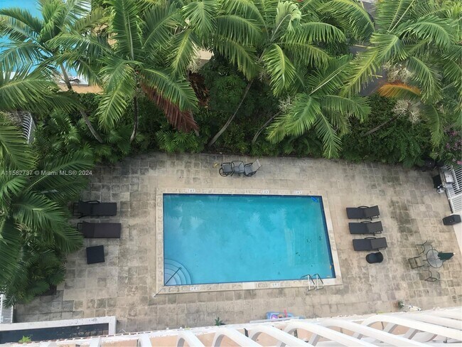 Foto del edificio - 677 NE 24th St