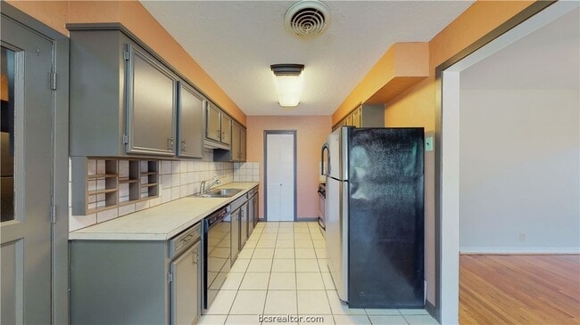Building Photo - 2104 Elmwood Dr