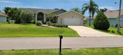 Building Photo - 704 SW 11th Pl