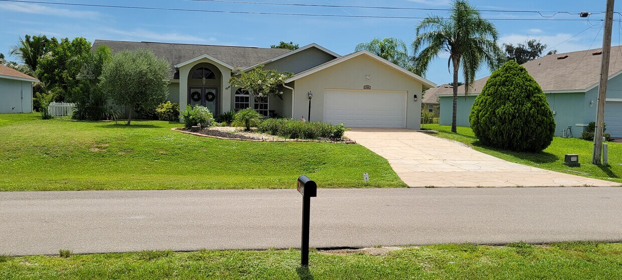 Frente exterior - 704 SW 11th Pl