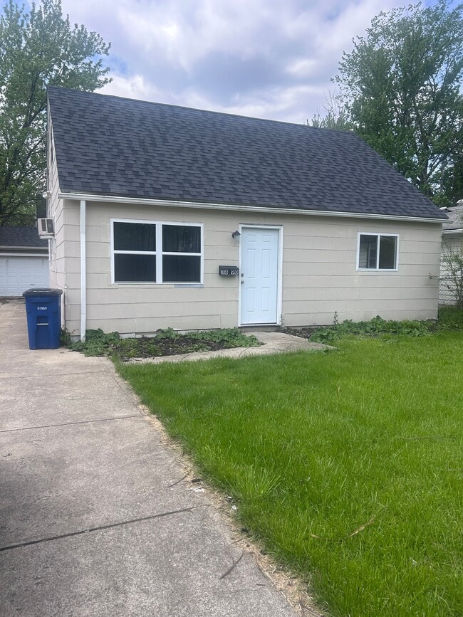 Building Photo - 3890 E 143rd St