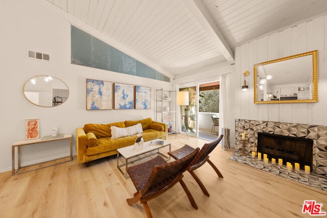 Foto del edificio - 6425 Green Valley Cir