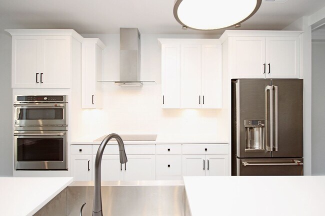 Building Photo - Spacious Brookhill Commons Townhome-Style Condo With Garage