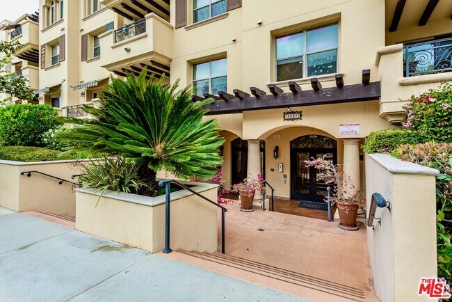 Foto del edificio - 5037 Rosewood Ave