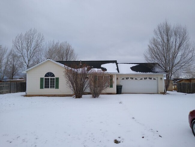 Foto del edificio - 2 Bedroom 1 Bath on 1/2 Acre lot. New Floo...