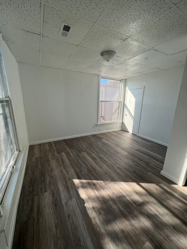 Building Photo - Recently Remodeled 3 bedroom 2 full bath!