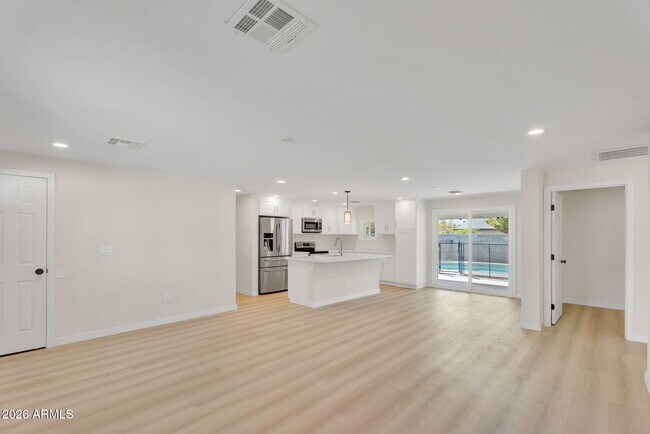 Foto del edificio - 3545 E Friess Dr