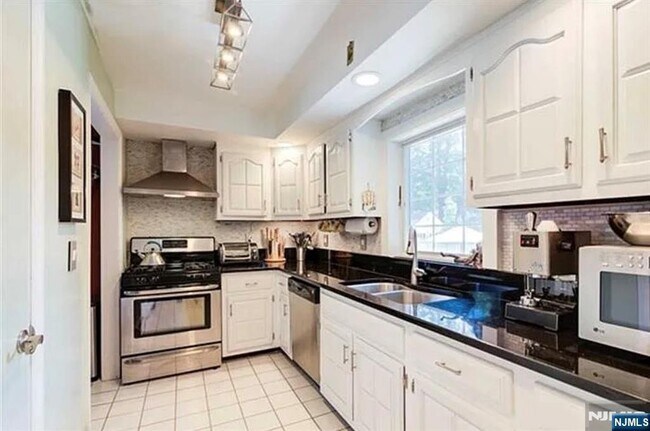 Foto del edificio - 112 Tenafly Rd