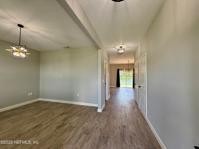 Building Photo - 2200 Pebble Point Dr