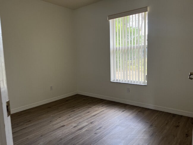 Building Photo - Charming 3 Bed, 2 Bath Home in North Port,...