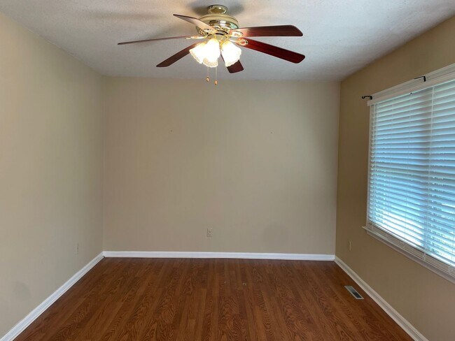 Foto del edificio - 3 BED, 2 BATH BRICK HOME LOCATED IN COUNTR...