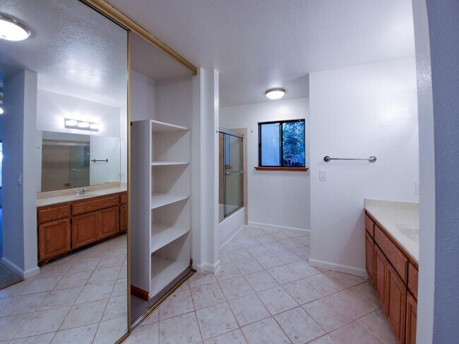 Foto del edificio - 651 Alquire Pkwy