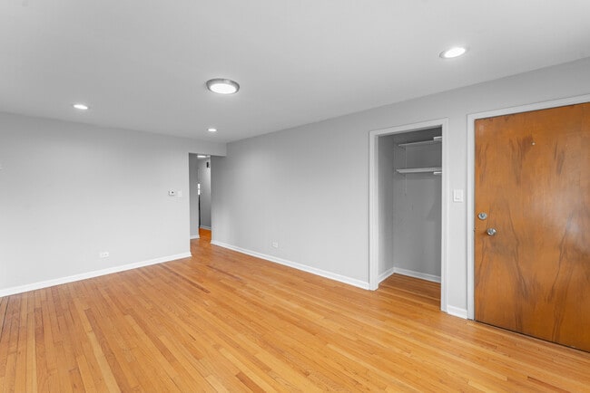 Building Photo - 9301 Kolmar Ave