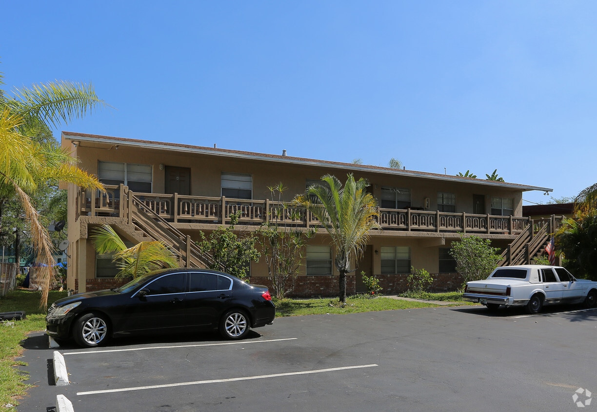 1051 NE 39th Dr, Oakland Park, FL 33334 Apartments in Oakland Park