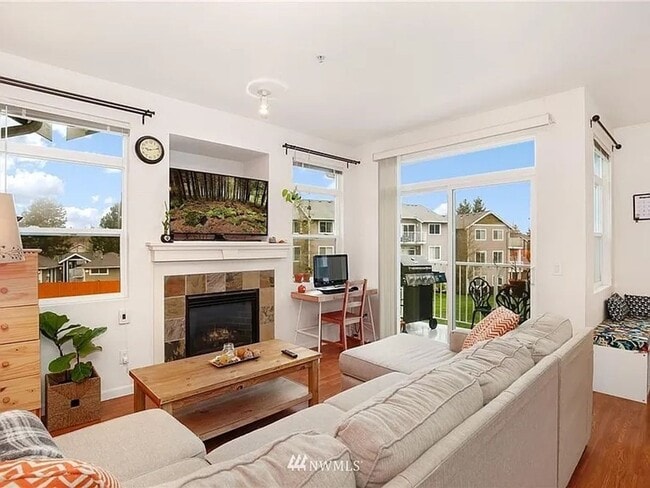 Building Photo - Sammamish 2 Bed 2 Bath