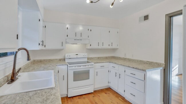 Building Photo - 3 Bedroom, 2 Bath