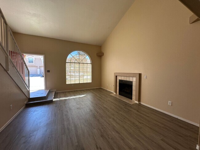 Foto del edificio - Silverado Ranch town-home in a gated commu...