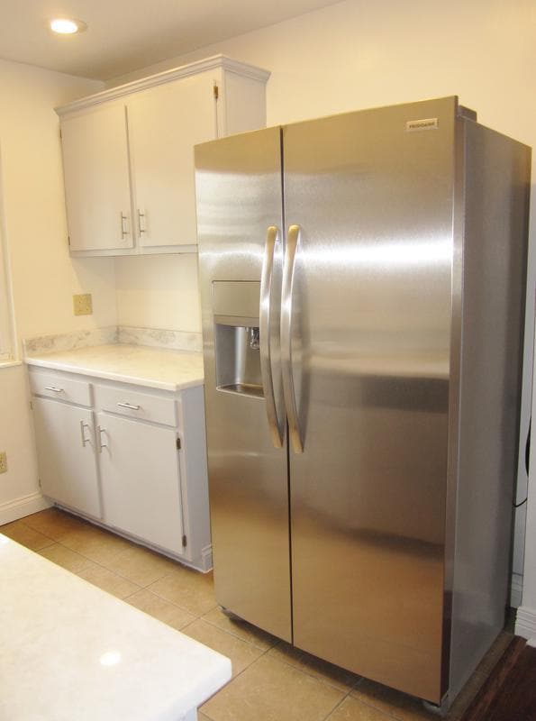 Granite countertops & Stainless appliances - 322 S Poplar St