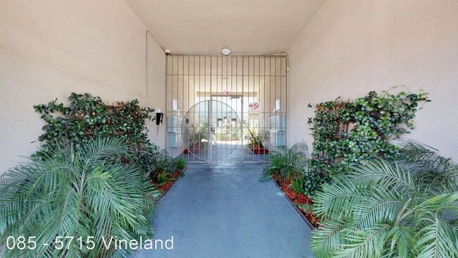 Building Photo - 5715 Vineland Ave