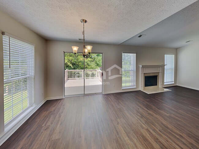 Foto del edificio - 419 Creekside Ln