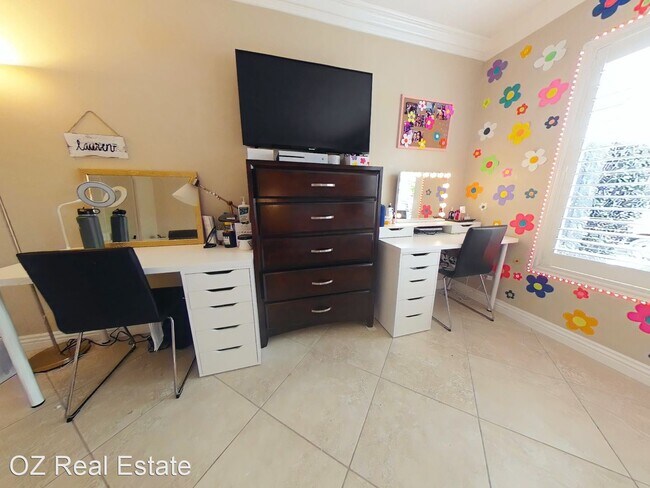 Foto del edificio - 5 br, 2 bath House - 4865 Campanile Drive