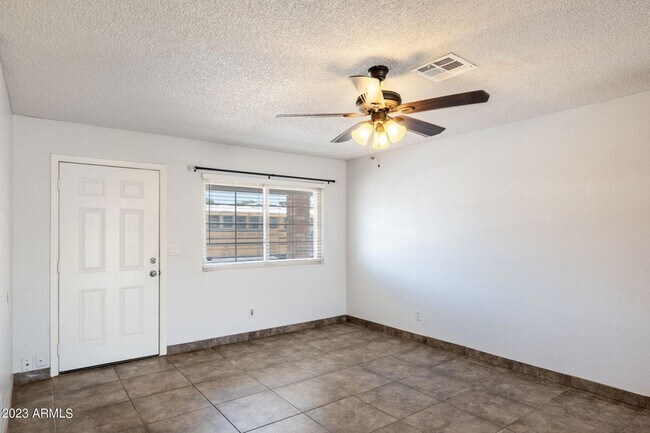 Building Photo - 964 W Hackamore St