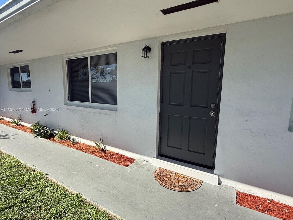 Foto principal - 842 SW 2nd St