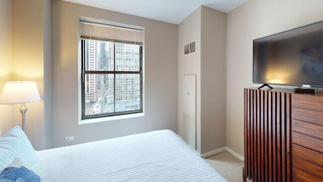 Building Photo - 8 E Randolph