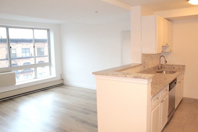 Building Photo - 304 W 117th St