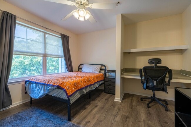 Building Photo - 2 Bedroom at the Woodlands Available NOW