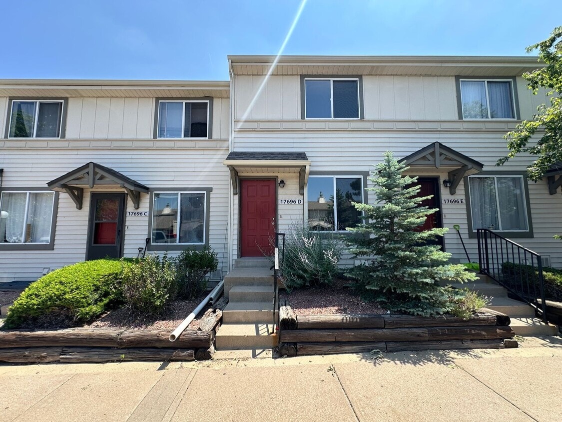 Primary Photo - LOCATION LOCATION!! Open and inviting 3-be...