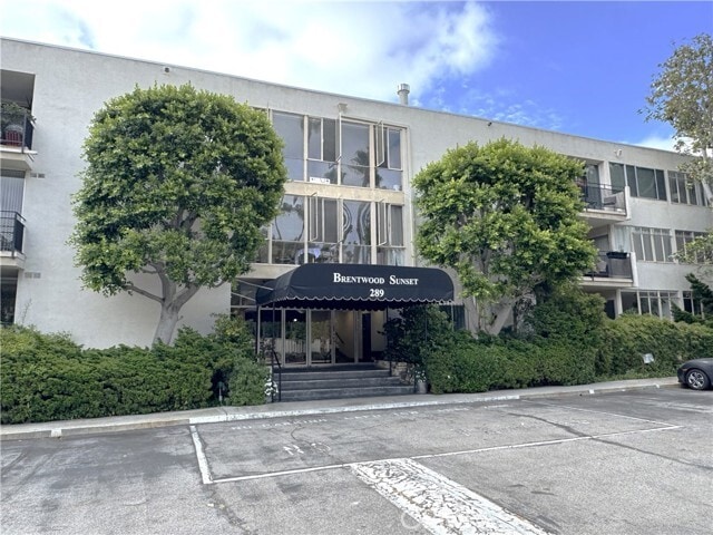 Primary Photo - 289 S Barrington Ave