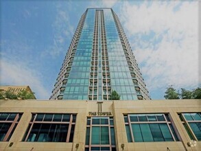 Building Photo - 500 Throckmorton St