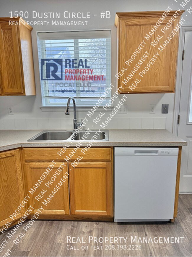 Foto del edificio - MOVE IN SPECIAL - 3 Bedroom 1.5 Bath Apart...