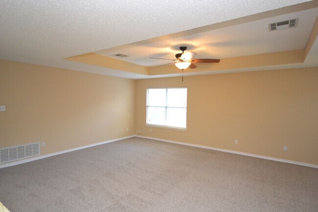 Building Photo - 3 Bedroom 2 Bath in Carriage Hills