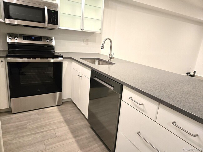 Foto del edificio - 90 Firwood Rd