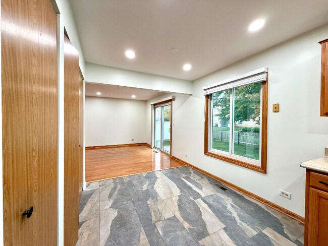 Foto del edificio - 2449 Carlton Dr