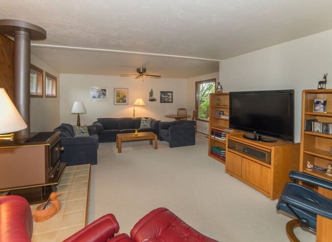 Building Photo - We have the wonderful 3 bed/2 bath you’ve been waiting for!