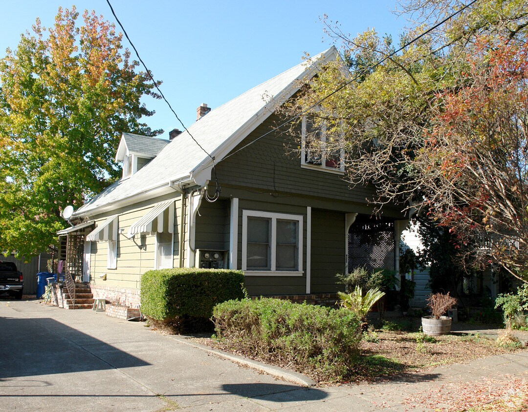Primary Photo - 925 Stewart St
